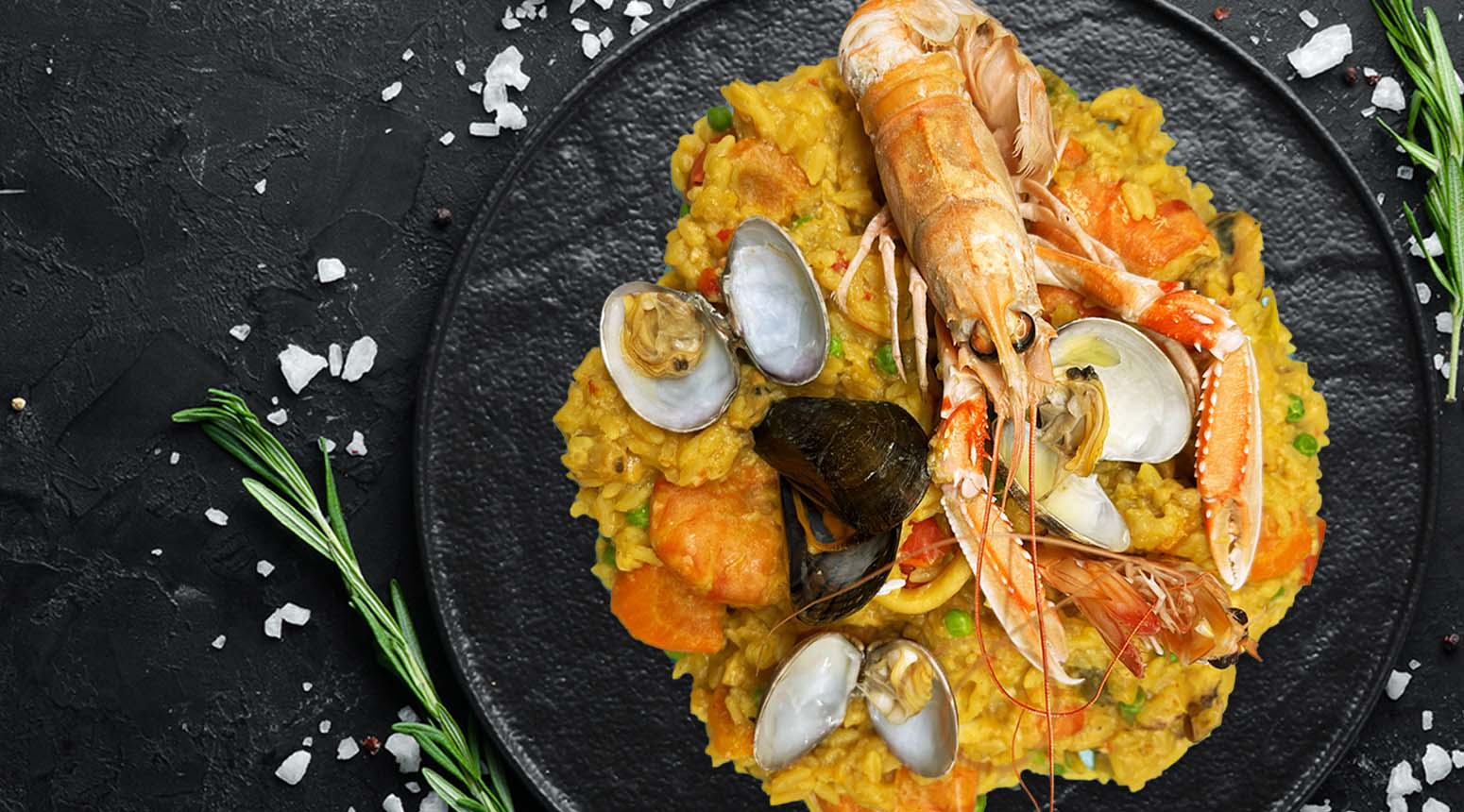 Paella met scampi en zeevruchten