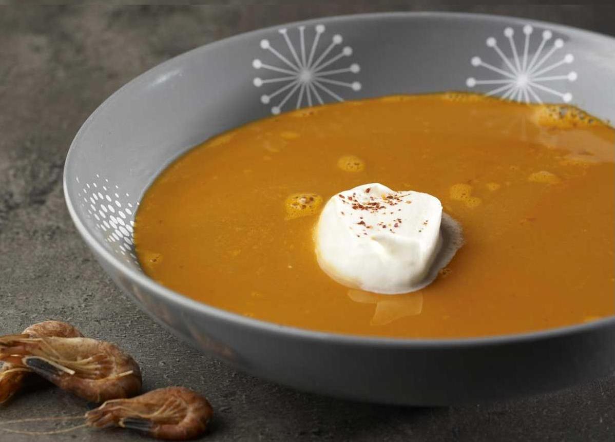 Huisbereide garnalenbisque met hele grijze Noordzeegarnalen