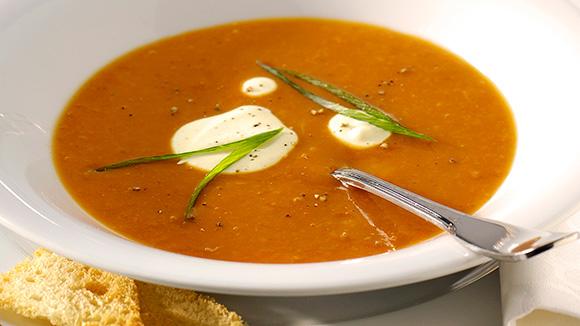 Huisbereide kreeftenbisque met fijne stukjes kreeft